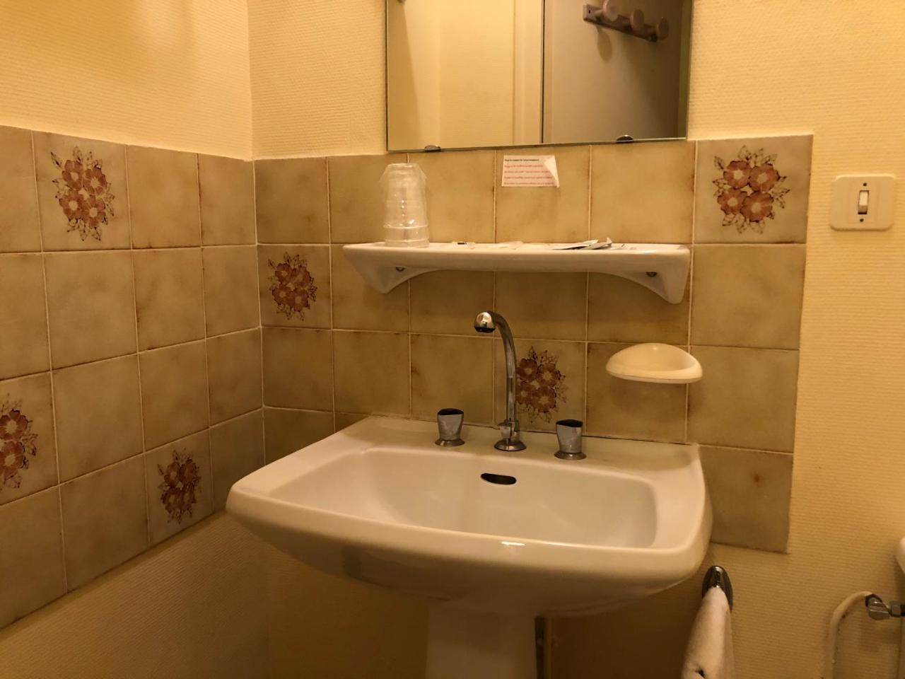 Hotel Le Commerce Bellegarde-du-Loiret Екстериор снимка